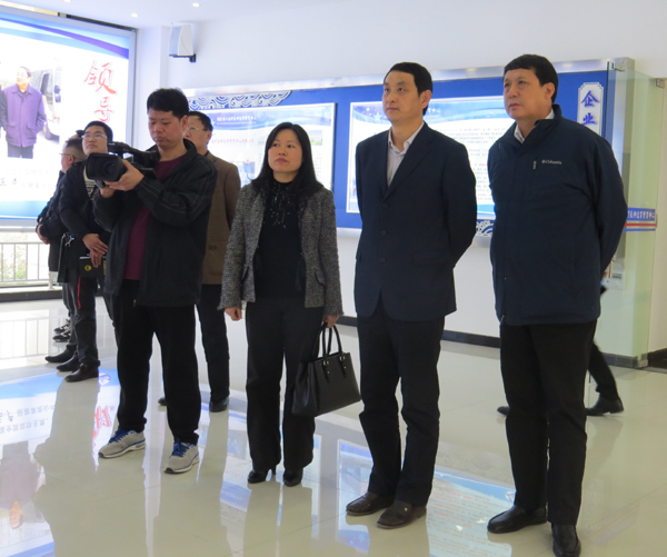 湖北省經信廳黨組書記劉海軍視察萊克小龍蝦良種選育繁育中心