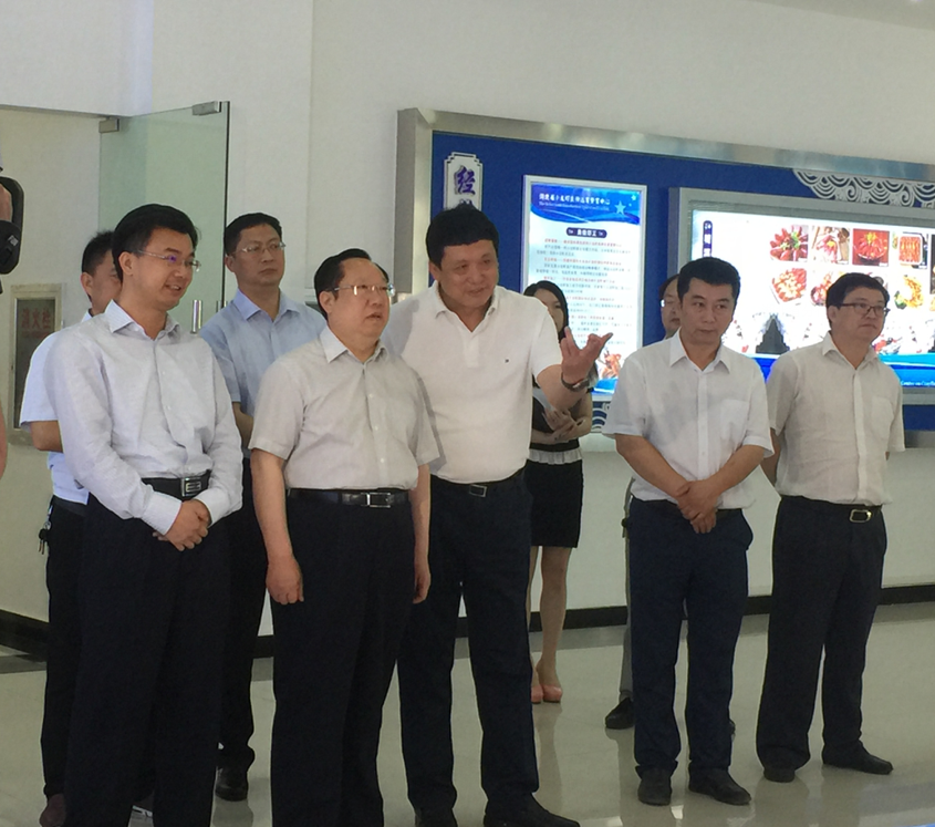 曾任十九屆中央委員，湖北省委副書記，省政府省長王曉東視察萊克小龍蝦選育繁育中心
