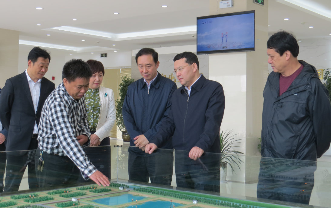 湖北省省委常委統戰部部長爾肯江·吐拉洪視察萊克小龍蝦選育繁育中心