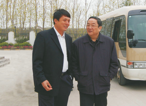 曾任中共十八屆中央政治局常委，第十二屆全國政協(xié)主席、時任湖北省委書記俞正聲視察萊克集團