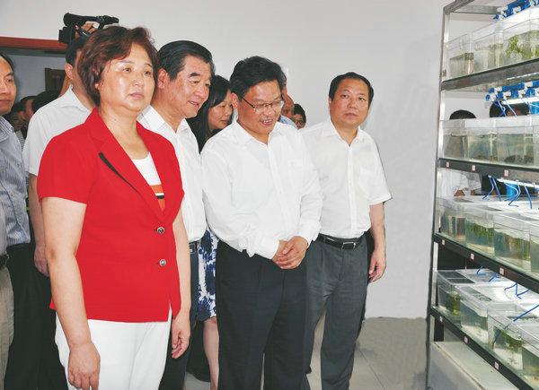 湖北省人大常委會副主任、黨組書記王玲視察萊克小龍蝦選育繁育中心