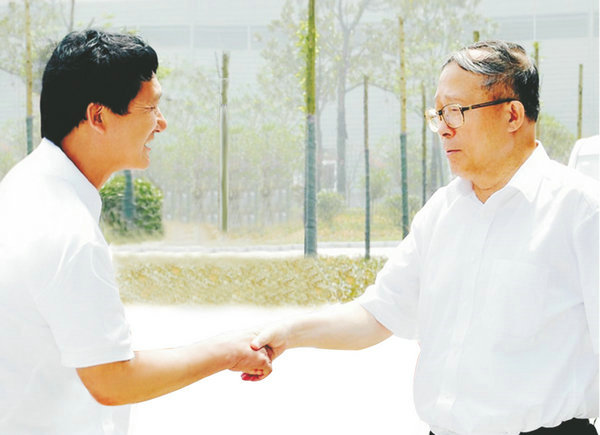 中央政治局委員、天津市委書記、時任湖北省委書記李鴻忠視察萊克小龍蝦選育繁育中心