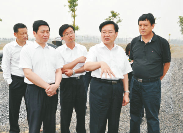 十九屆中央委員、河南省委書記、時任湖北省長王國生視察萊克小龍蝦選育繁育中心