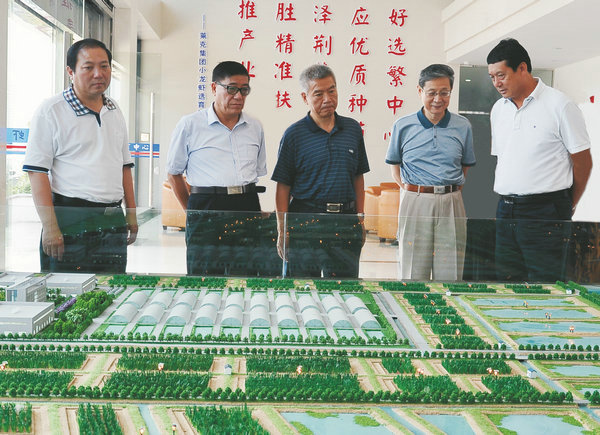 全國人大常委會民族委員會委員、湖北省民營經濟促進會會長蘇曉云等一行、視察萊克小龍蝦選育繁育中心